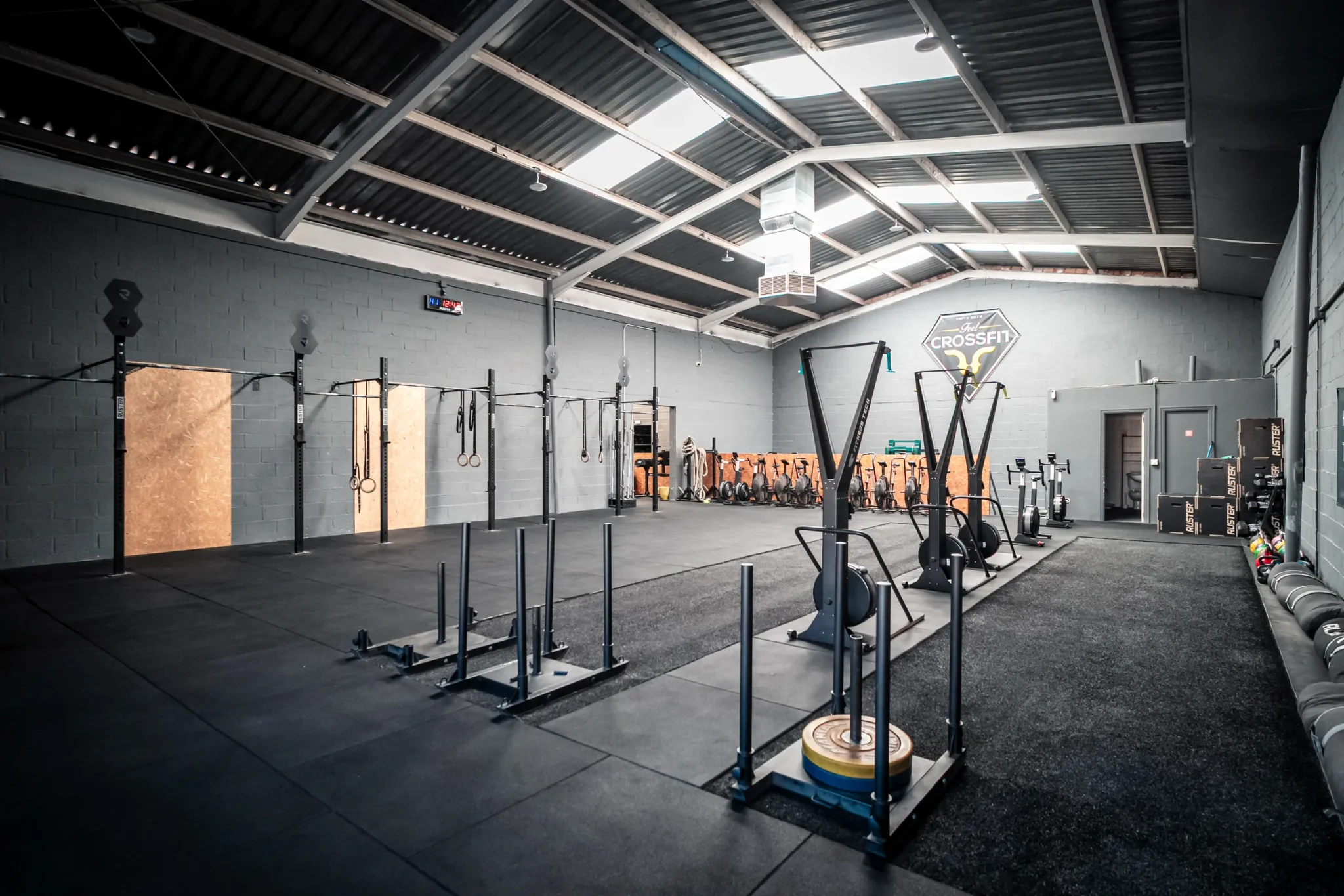 Zona de Entrenamiento Híbrido con trineos en Feel Training Club